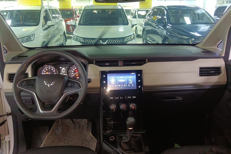 Used Wuling Hongguang PLUS 2020 1.5T Manual Commercial Vehicle 7 Seats Interior 2