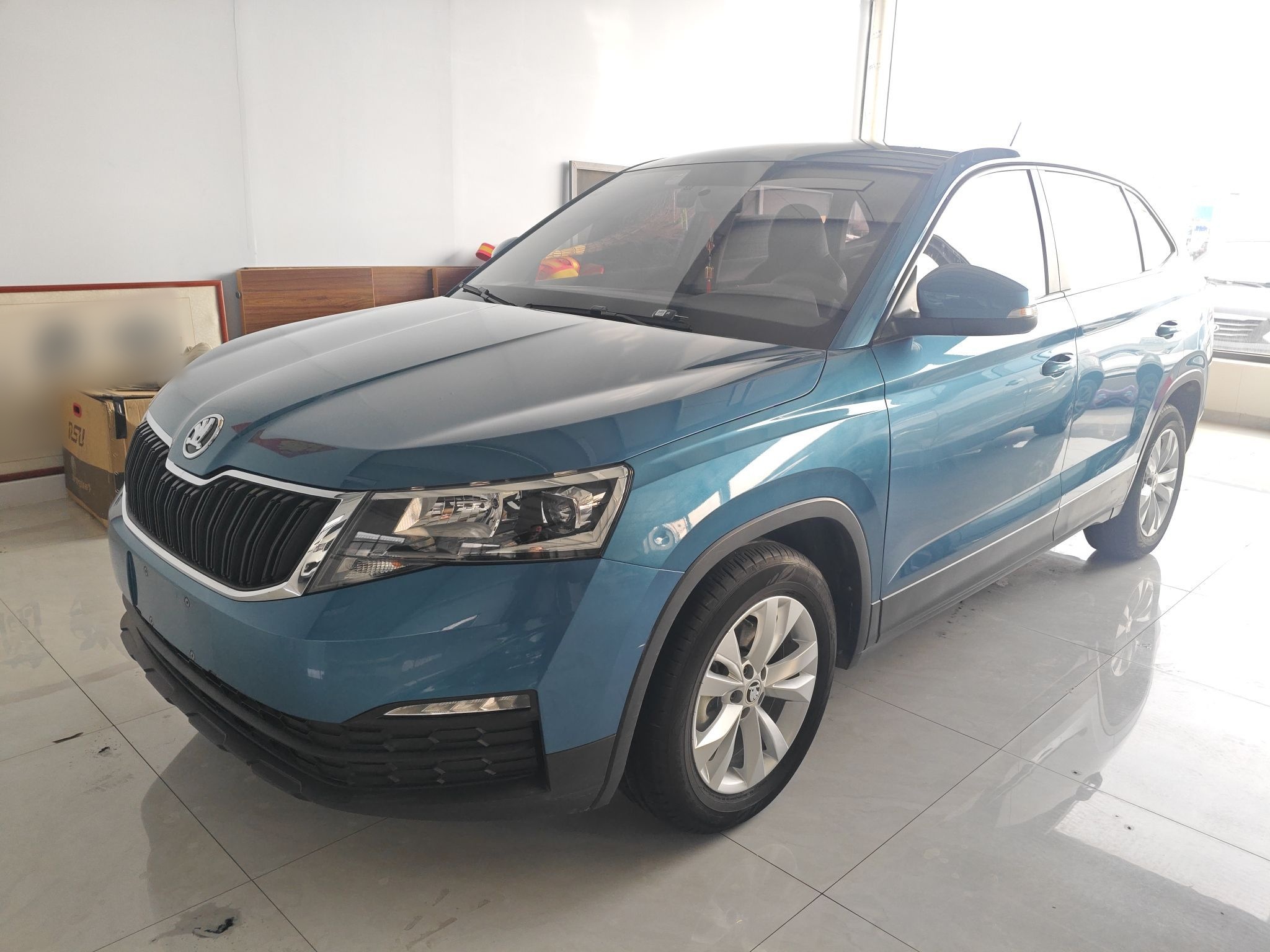 تحت مقدمة السيارة