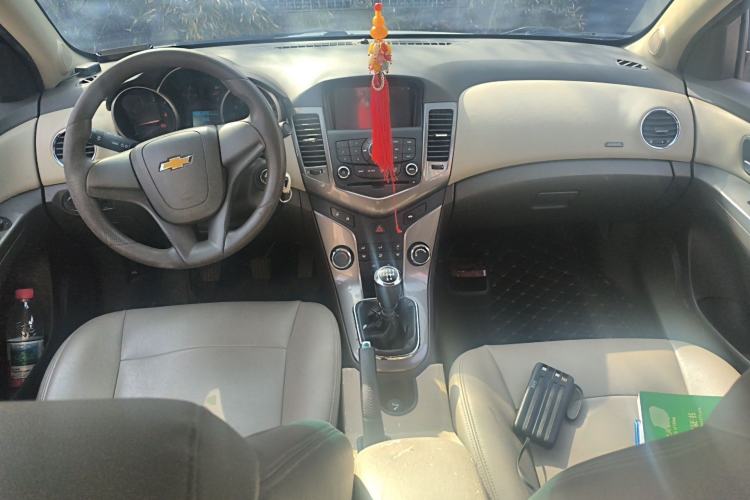 Used Chevrolet Cruze 2015 1.5L Classic SE MT Center Console