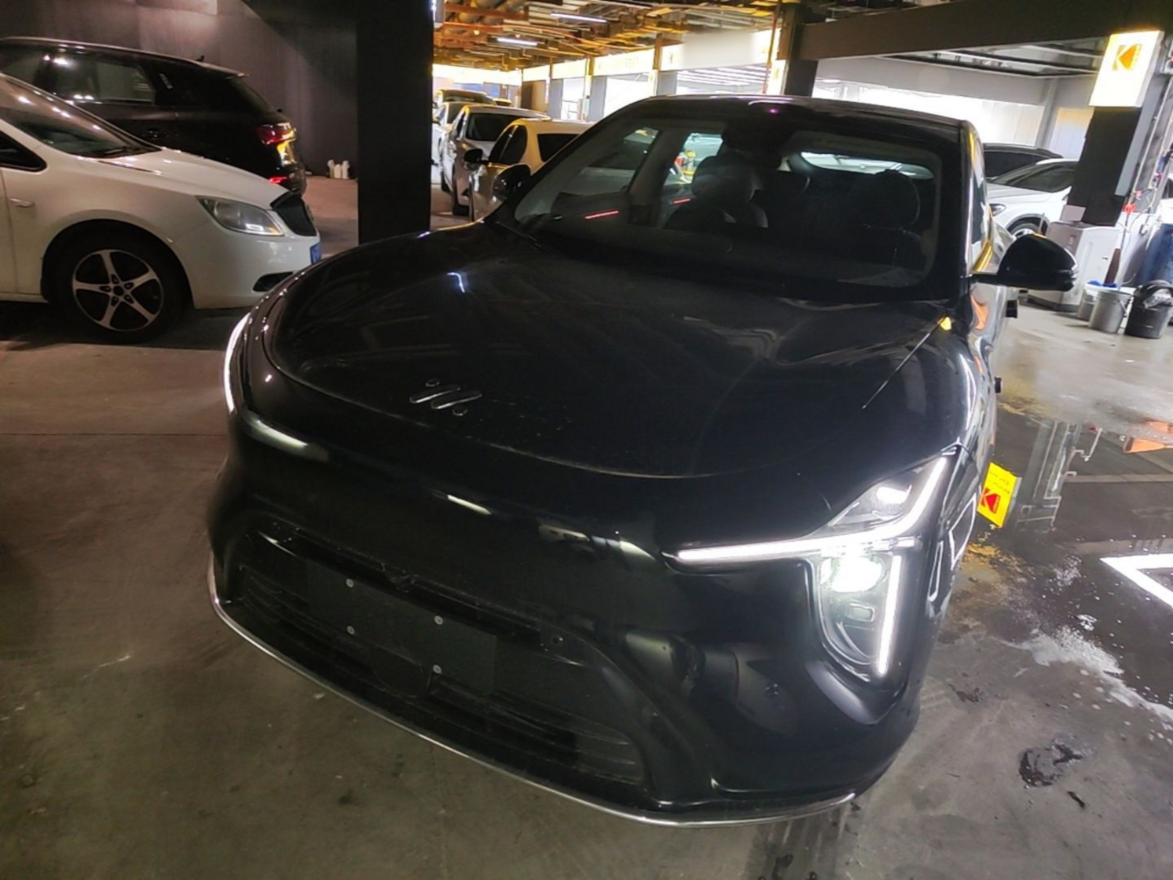 تحت مقدمة السيارة