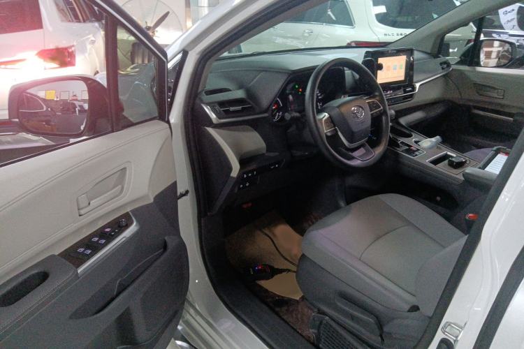 Used Toyota Granvia 2023 2.5L Hybrid Comfort Edition
