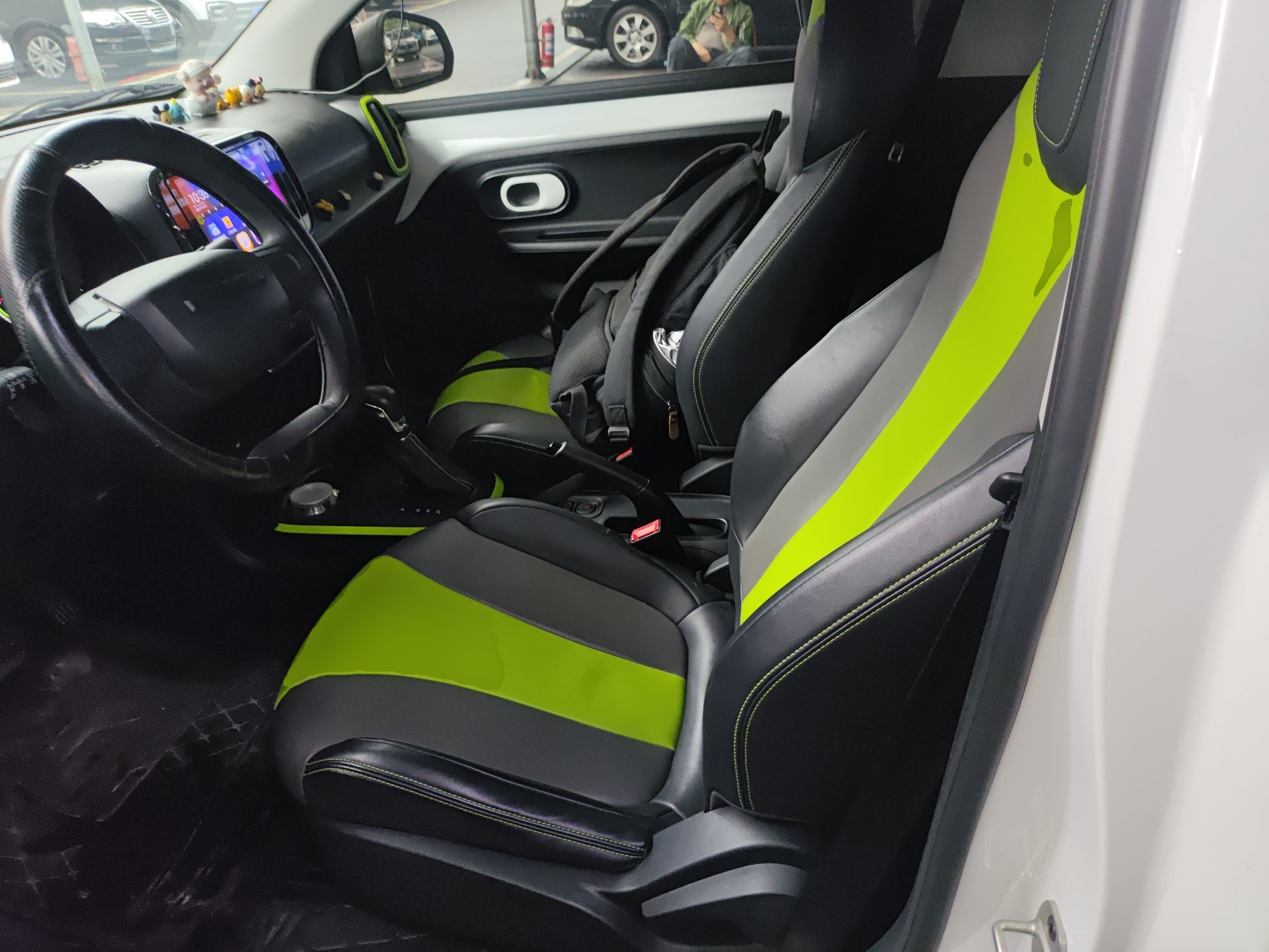 المقاعد الأمامية داخل السيارة