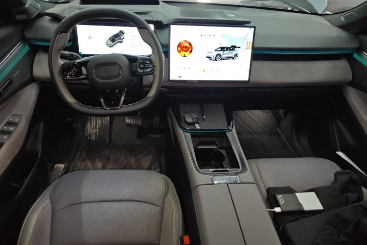 Used Lynk & Co 08 EM-P 2025 220 km All-Wheel-Drive Performance Halo