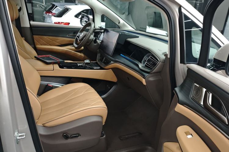 Used Denza D9 2022 DM-i 970 Four-Wheel Drive Flagship Model
