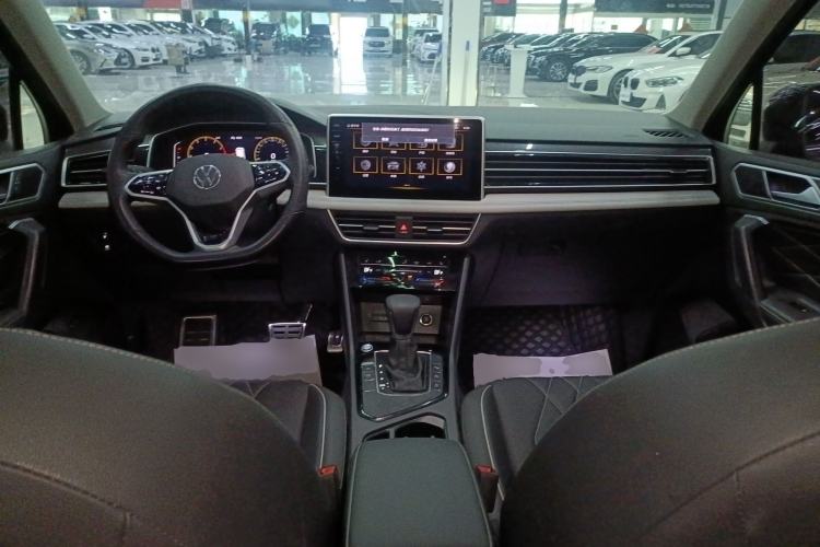 Used Volkswagen Tiguan L 2022 330TSI Automatic Two-Wheel Drive R-Line Enhanced Edition Center Console