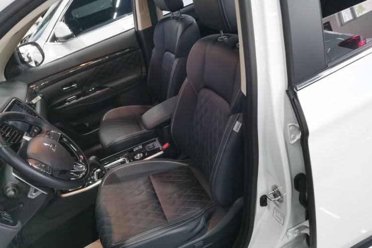 Used Mitsubishi Outlander 2020 2.4L 4x4 Zhi Xiang Edition 7-Seater