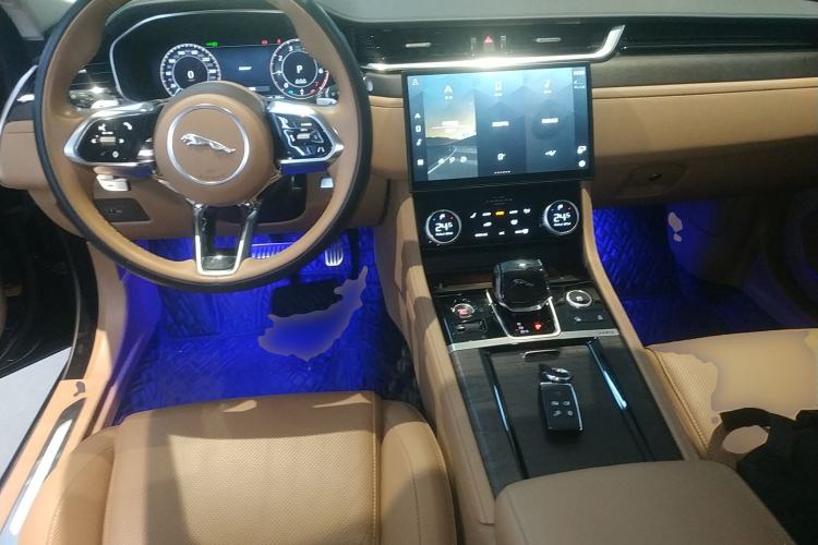 Used Jaguar XFL 2023 XFL 2.0T P250 Two-Wheel-Drive Luxury Deluxe Edition Center Console