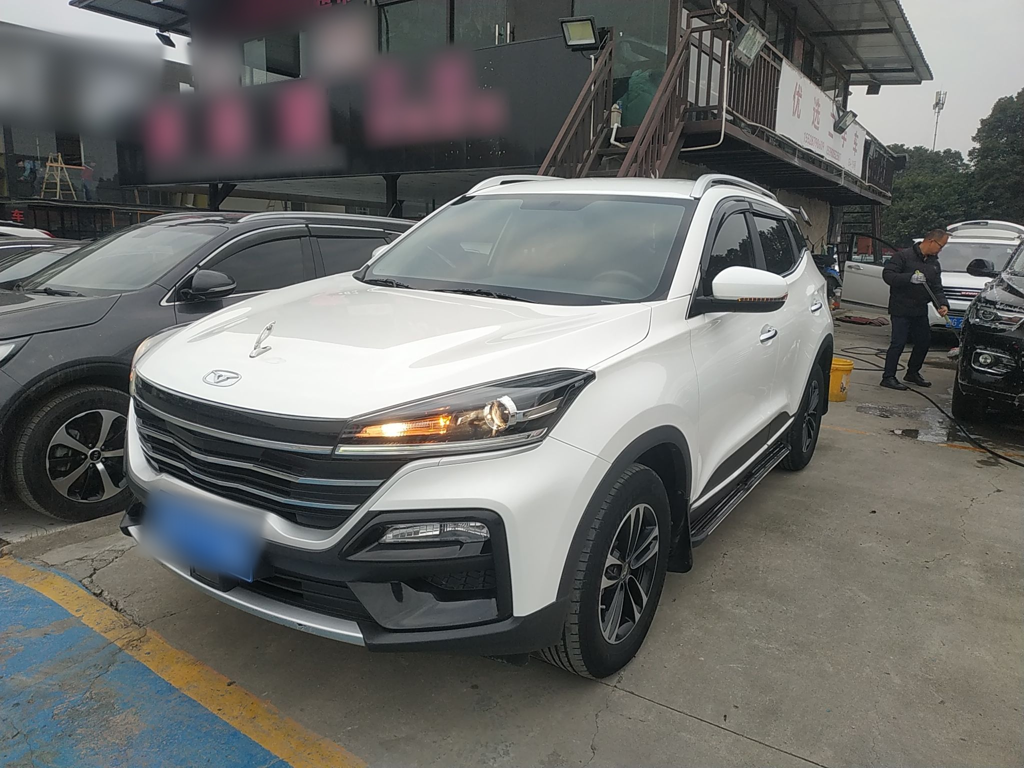 Под передней частью автомобиля