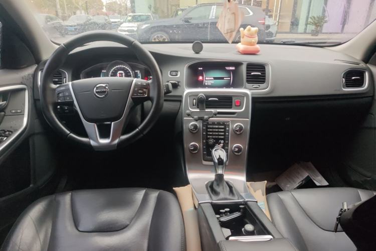 Used Volvo S60 2018 S60L T4 Smart & Ambitious Edition Center Console