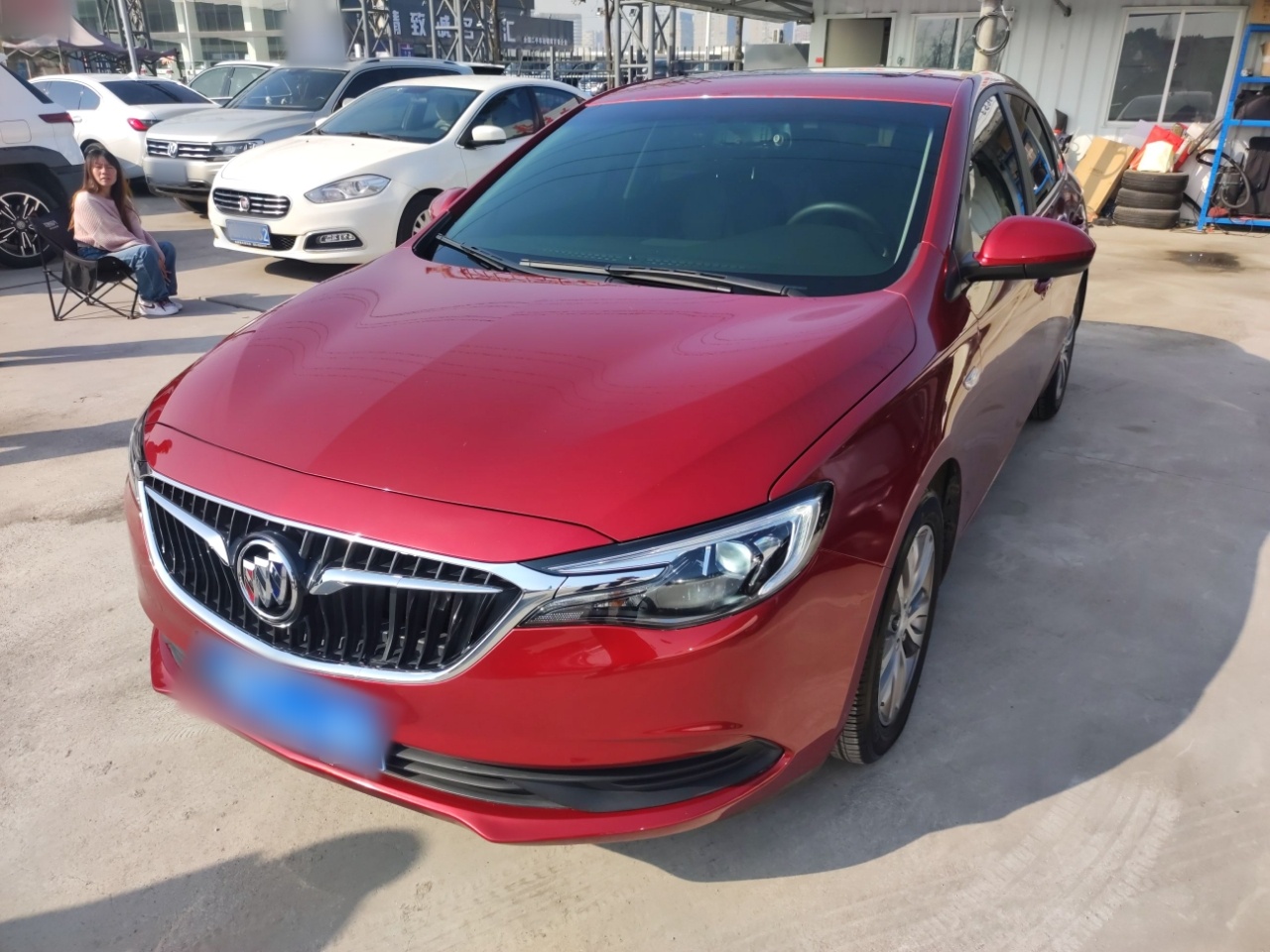 تحت مقدمة السيارة