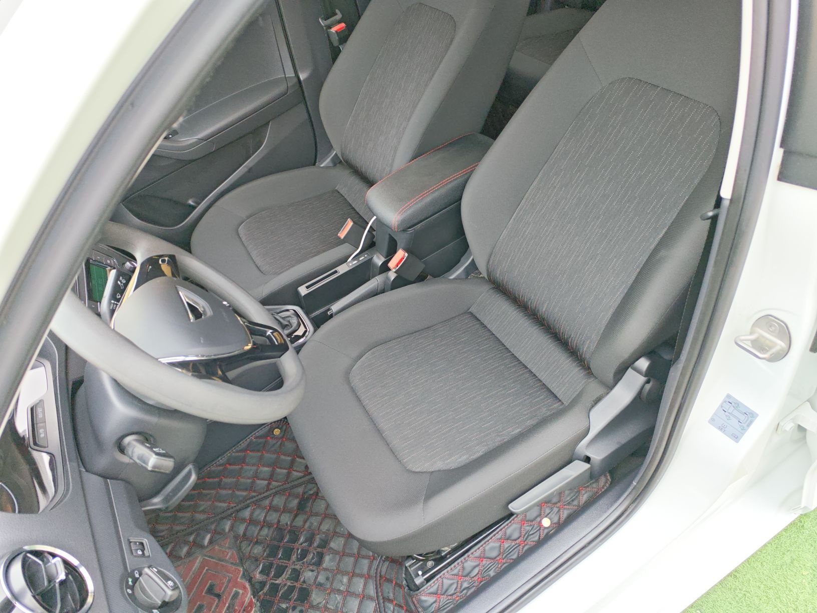 Переднее сиденье в автомобиле