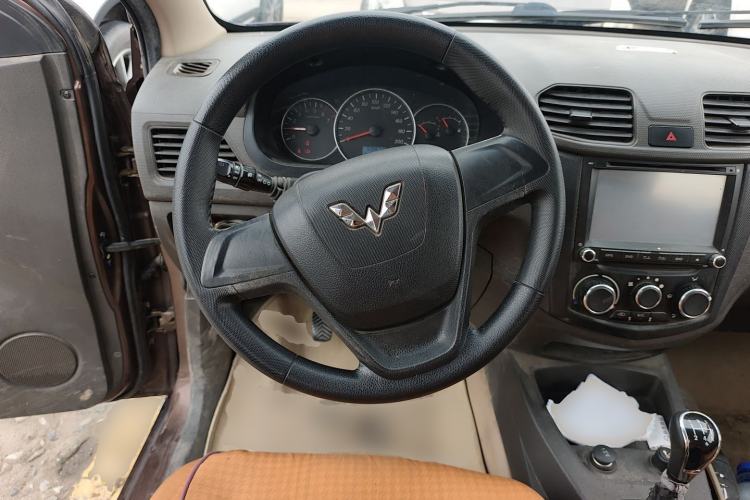 Used Wuling Hongguang 2015 1.5L S Basic Version China V Standard Steering Wheel