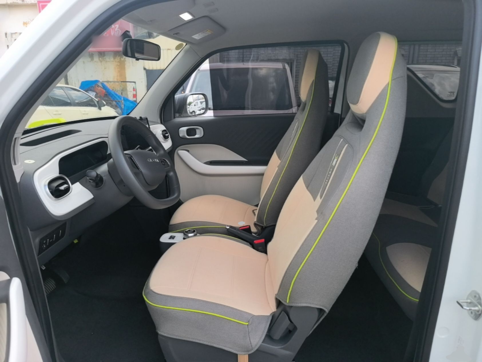 Vordere Reihe im Auto