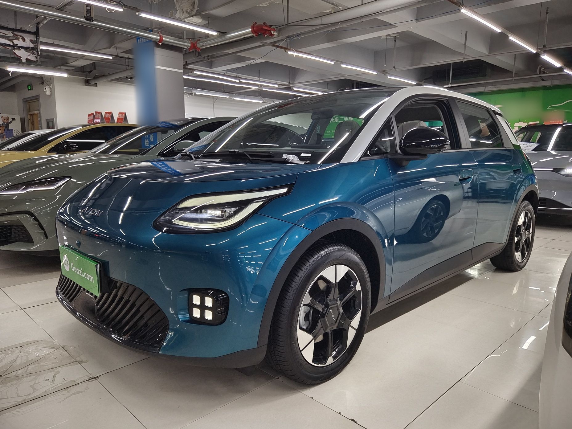 تحت مقدمة السيارة