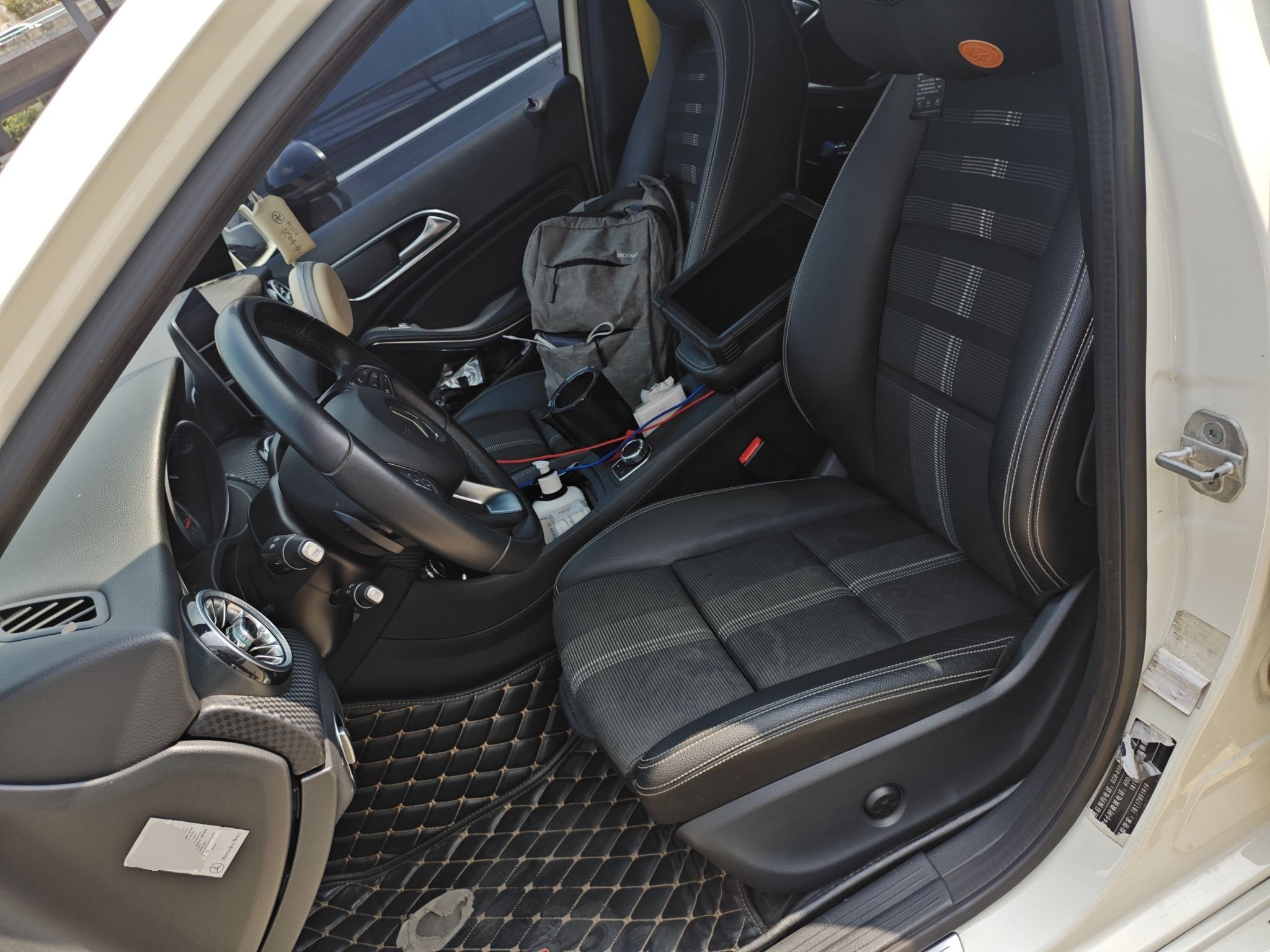 المقاعد الأمامية داخل السيارة