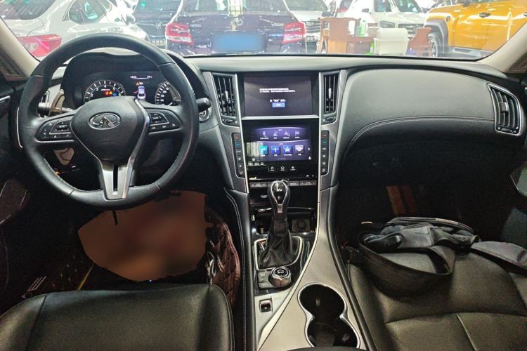 Used Infiniti Q50L 2018 2.0T Enjoyment Version China VI Standard Center Console