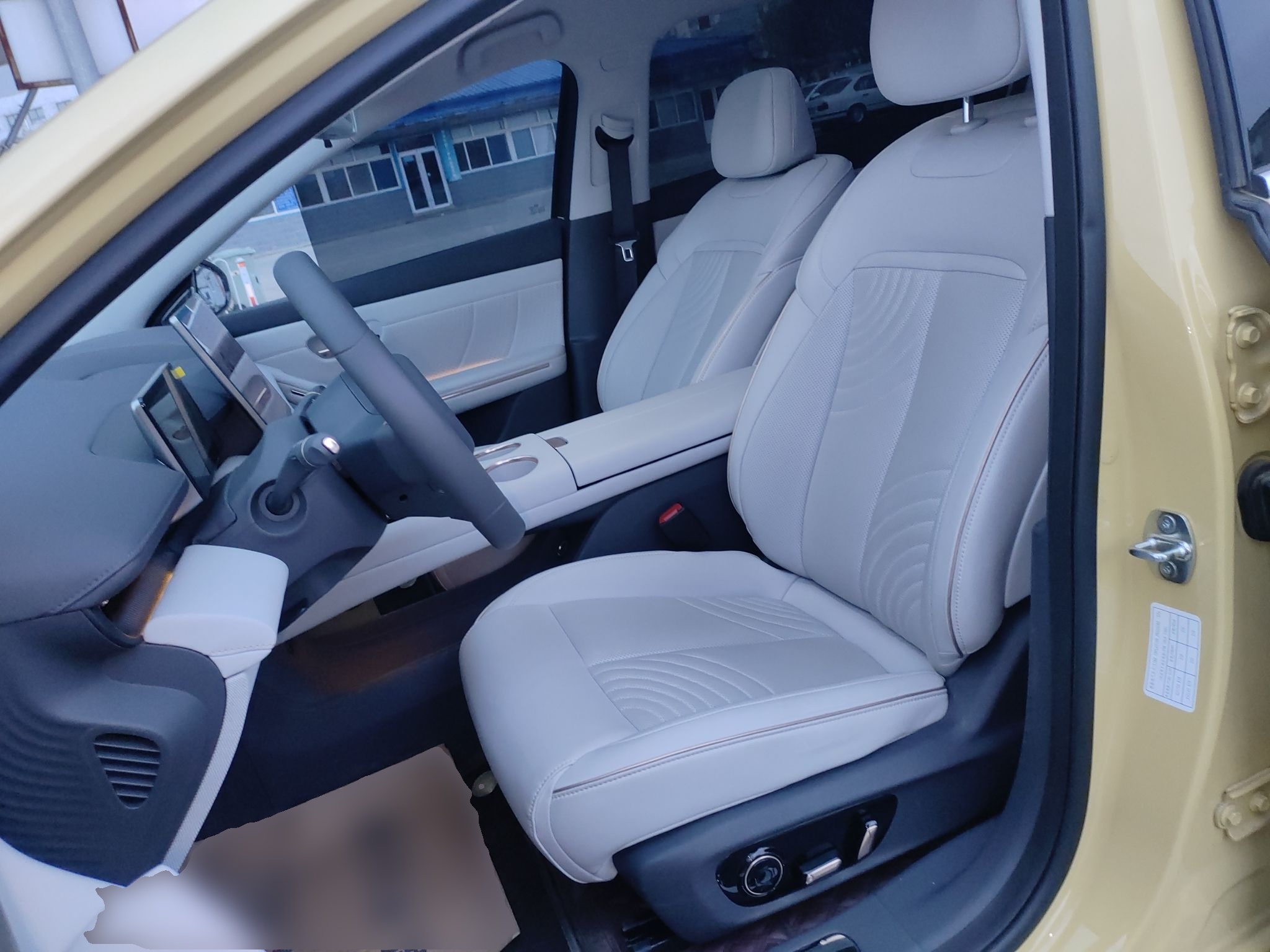 Переднее сиденье в автомобиле