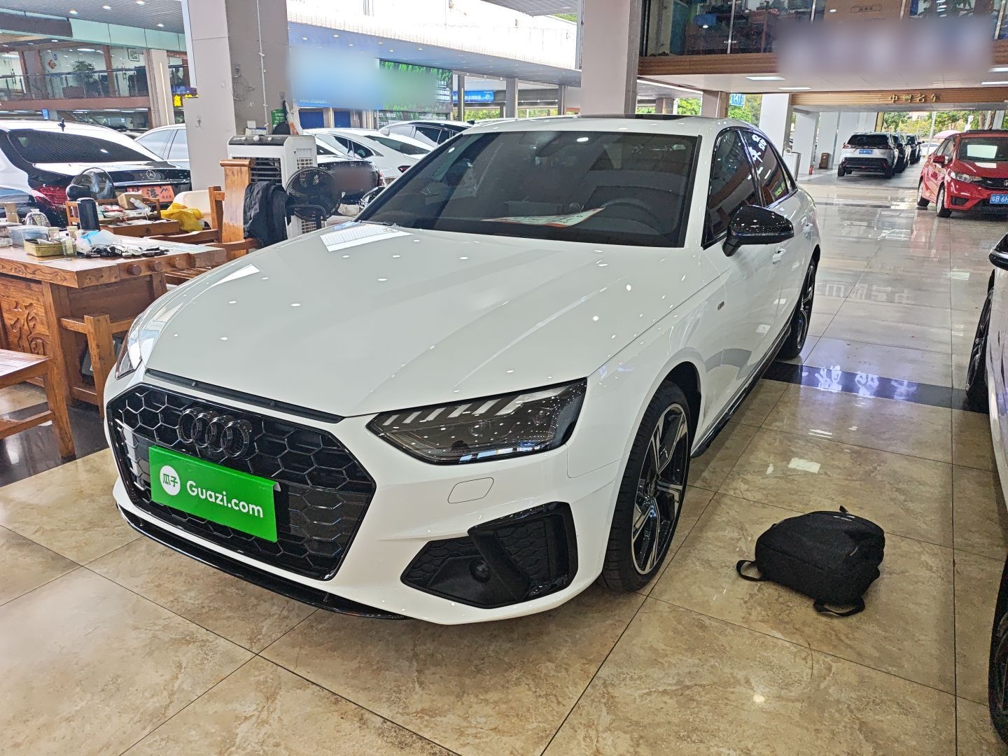 تحت مقدمة السيارة