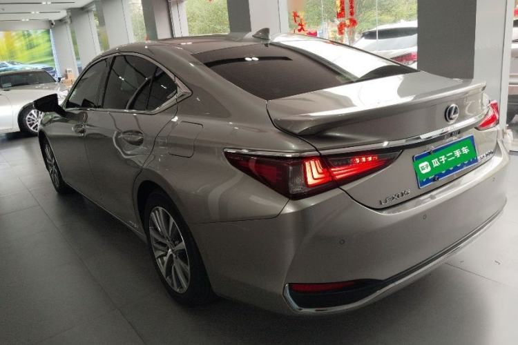 Used Lexus ES 2020 300h Premier Edition
