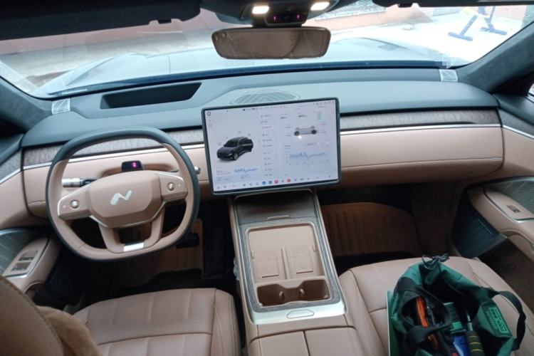 Used ONVO Luxeed L90 2025 Model—Ultra Six-Seater Version Center Console