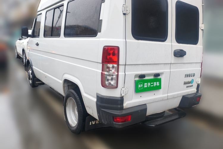 Used Iveco Daily 2021 2.5T A35 M1 Passenger Van 5-9 Seater Short Wheelbase Mid-Roof Design Dual Tires Side Sliding Door