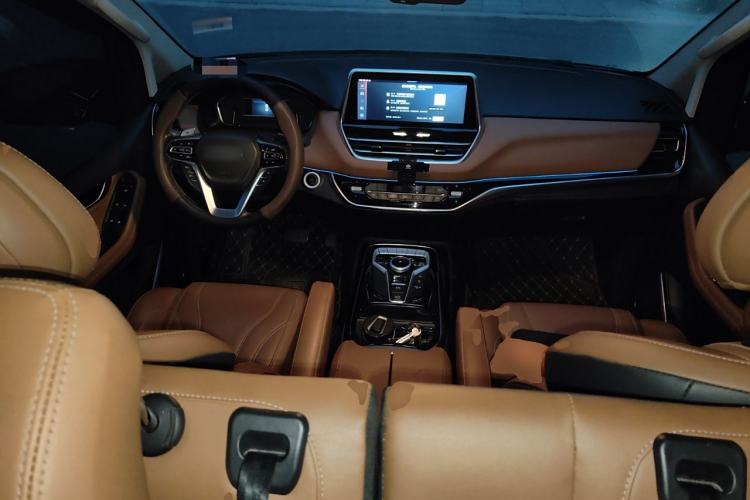 Used SAIC MAXUS G20 RV 2021 Restyled 2.0T Traveler Self-Propelled Class B RV – Time Edition Center Console