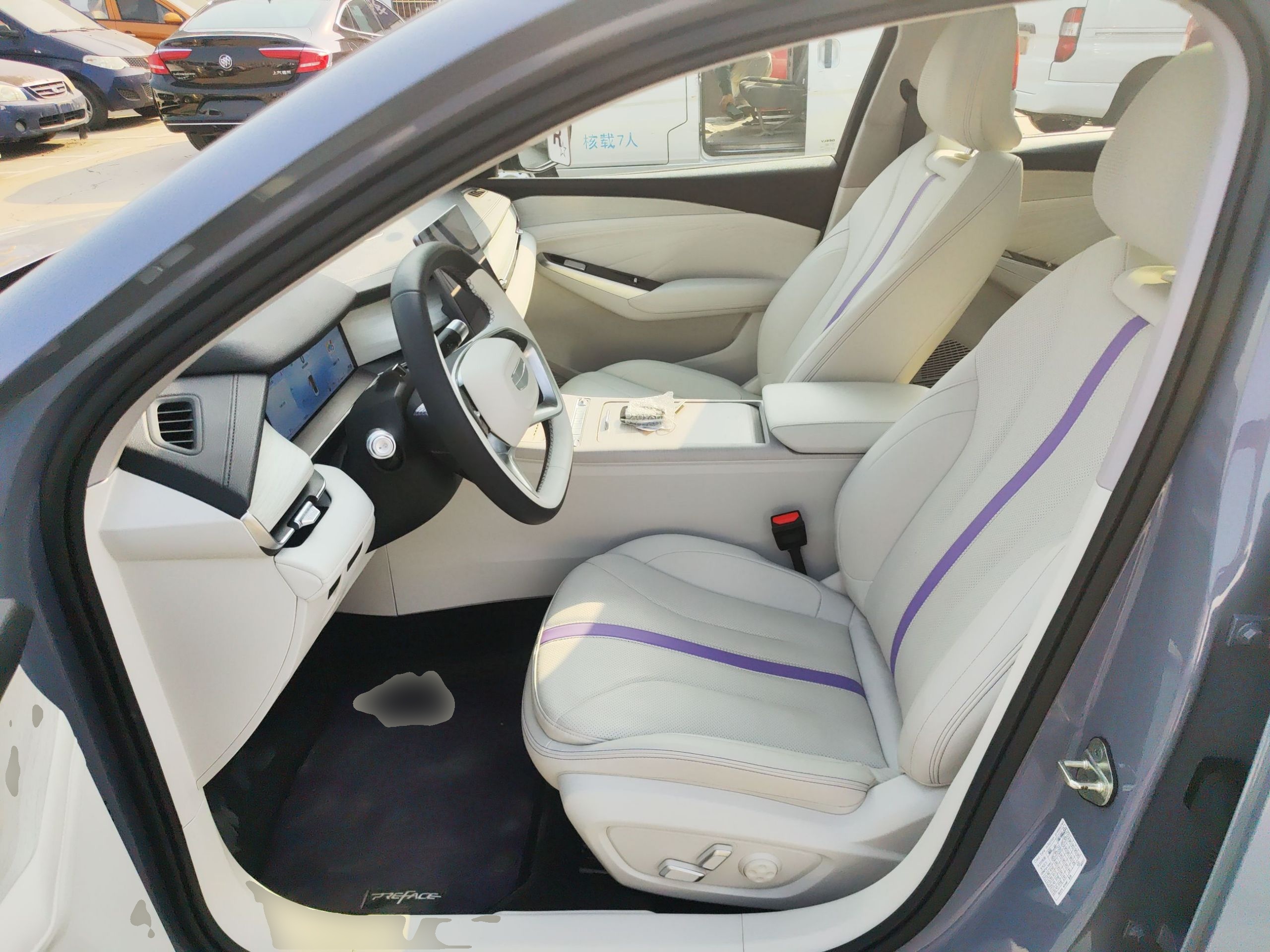 المقاعد الأمامية داخل السيارة