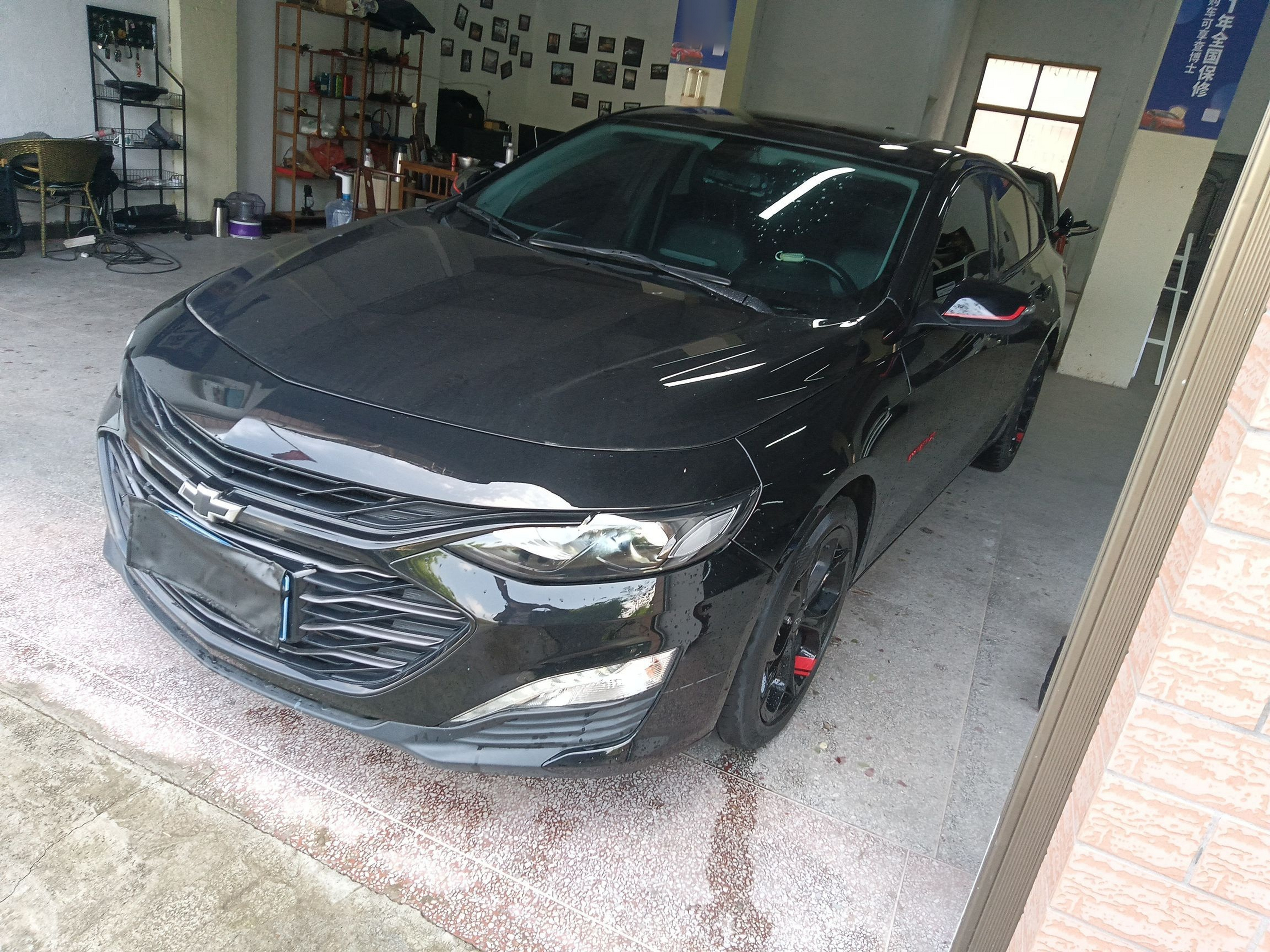 تحت مقدمة السيارة