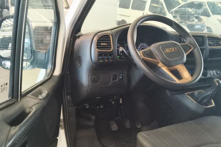 Used JMC Transit 2019 2.8T Commercial Version Short Wheelbase Mid-Roof 3-Seater China VI Standard JX493