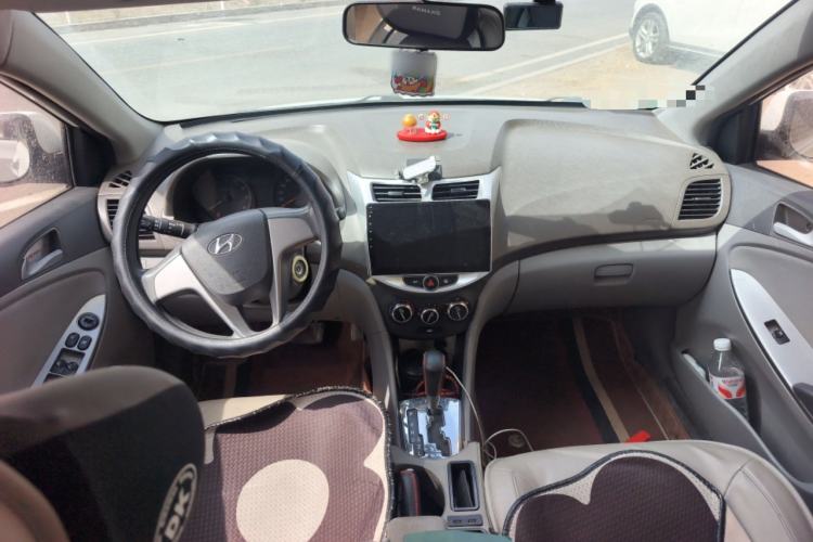 Used Hyundai Verna (older generation) 2014 1.4L Automatic Smart GLS Center Console