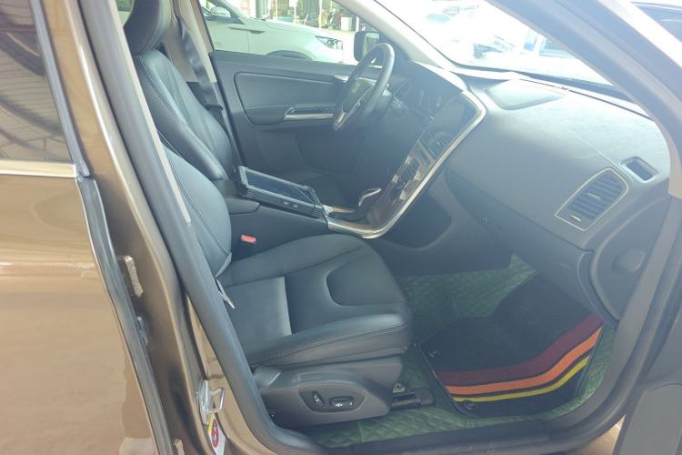 Used Volvo XC60 2017 T5 AWD Smart Upgrade Edition Right Front Seat