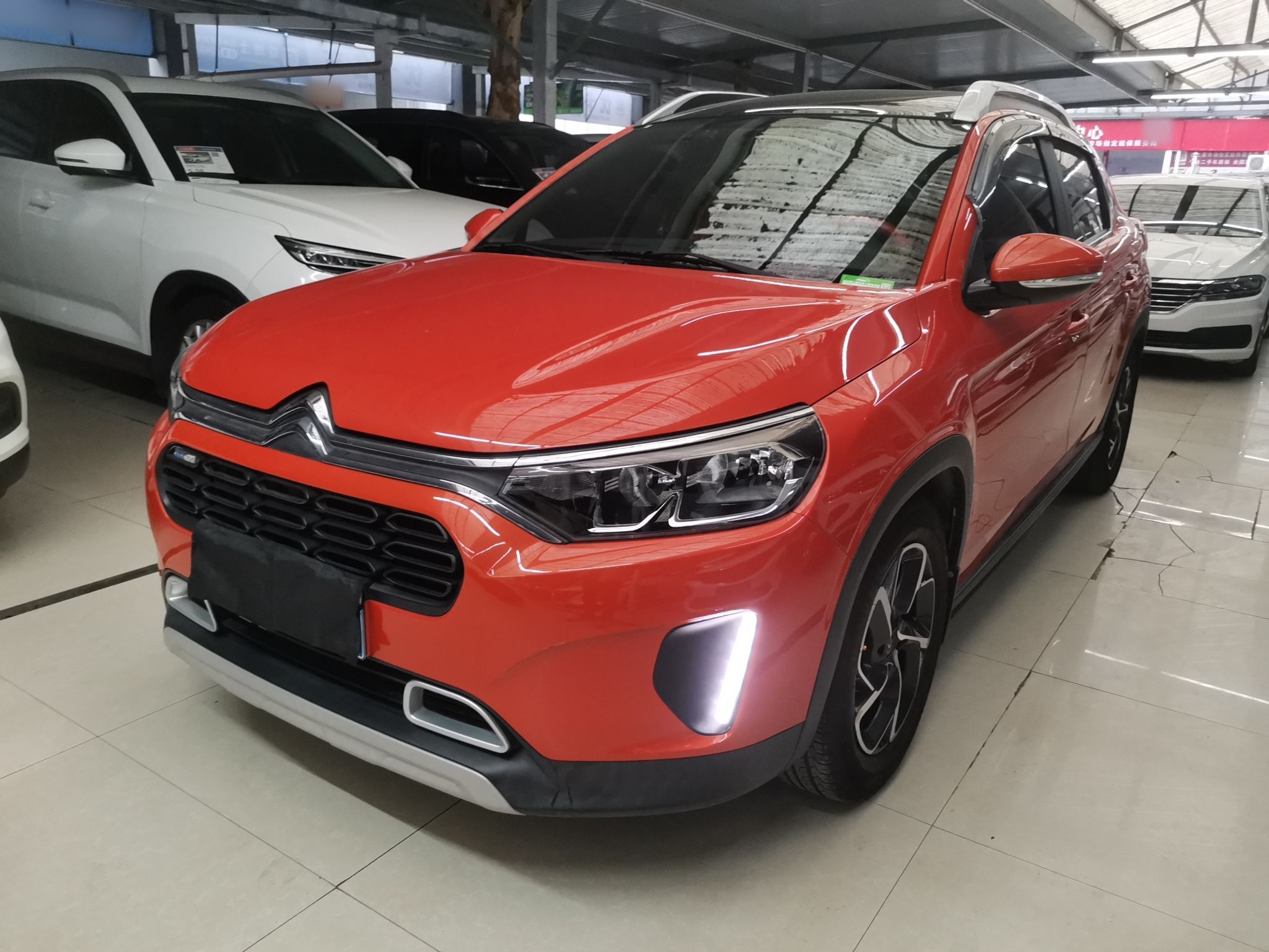 تحت مقدمة السيارة