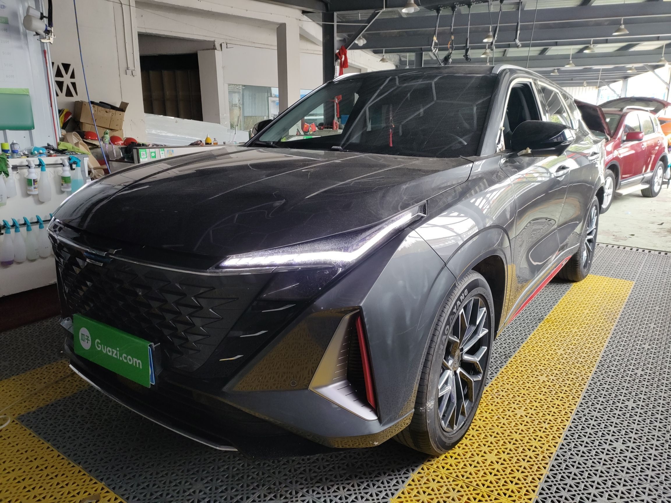 Под передней частью автомобиля