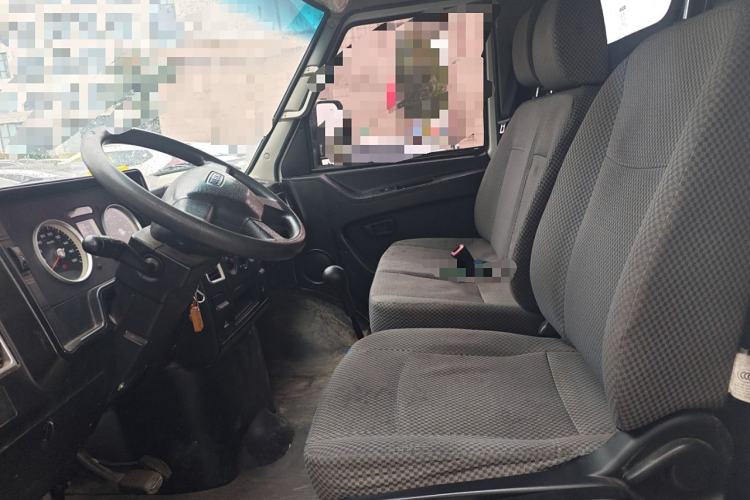 Used Iveco Daily 2020 2.8T V35 Box Truck with Dual Tires Mid-Roof Design 3 Seats Emission Standard China V
