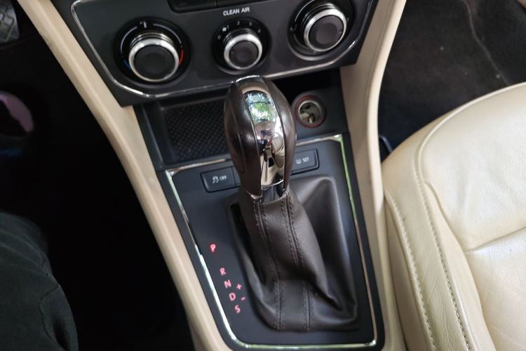 Used Volkswagen Lavida 2015 1.6L Automatic Comfort Edition
