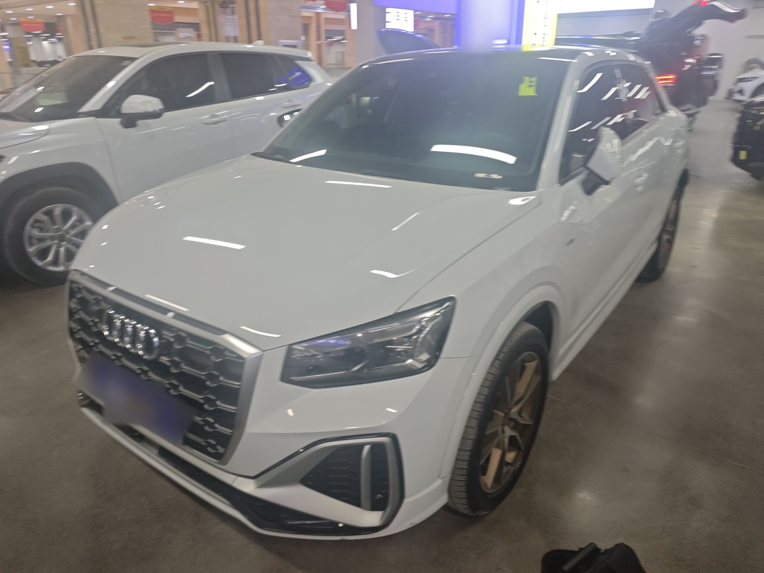 تحت مقدمة السيارة