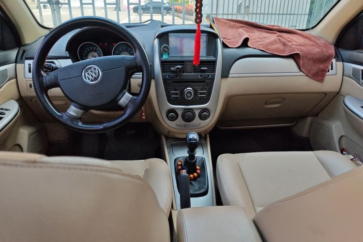 Used Buick Excelle 2013 1.5L Manual Classic Model Center Console