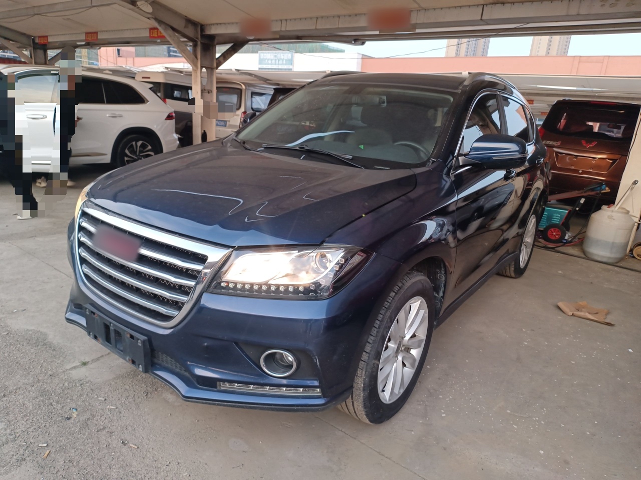 Под передней частью автомобиля