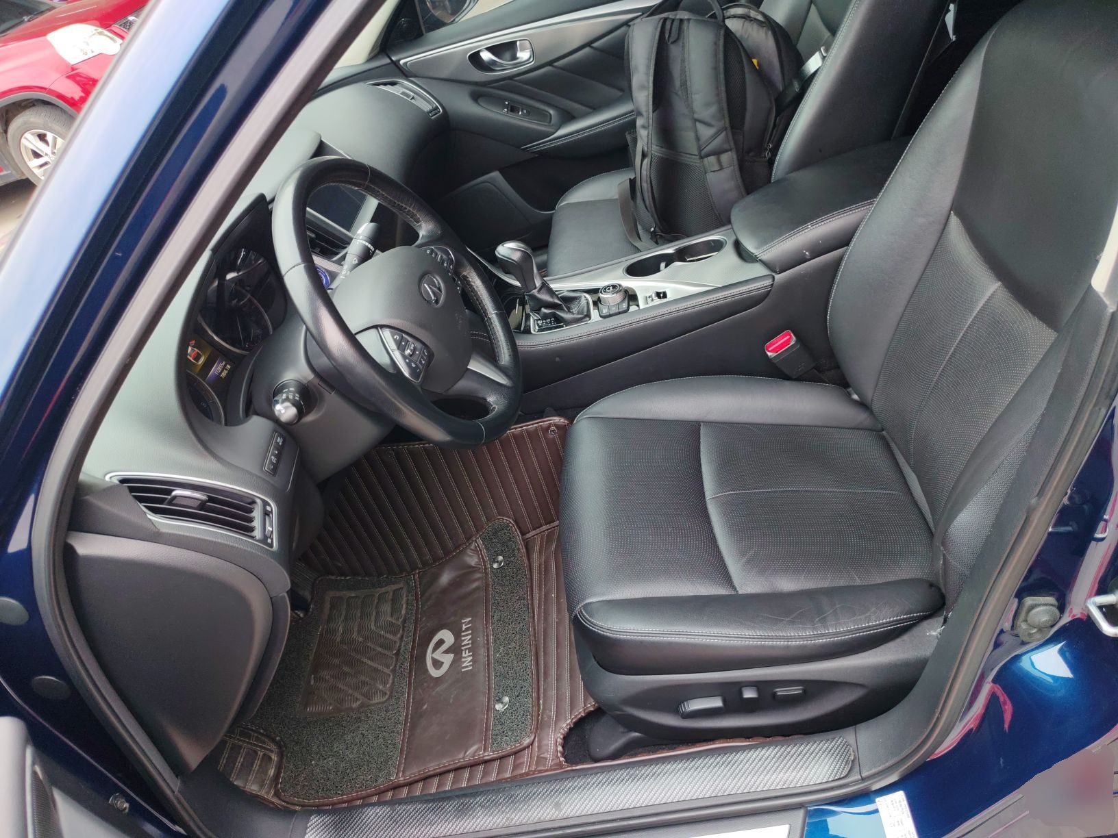 Переднее сиденье в автомобиле