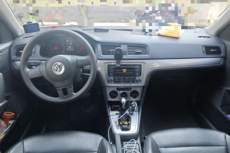 Used Volkswagen Gran Lavida 2013 1.6L Automatic Fashion Model Center Console