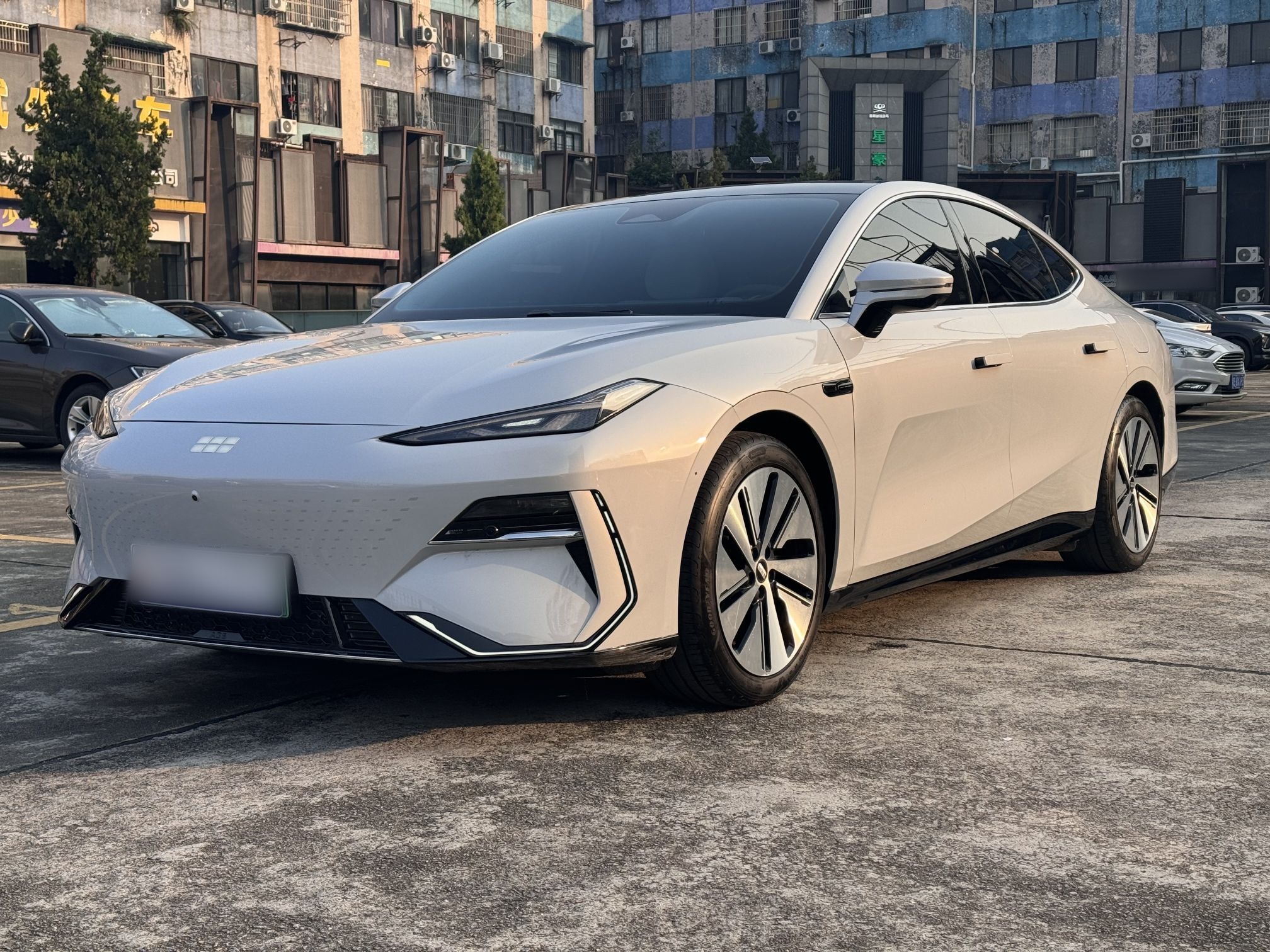 تحت مقدمة السيارة