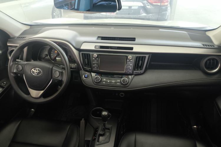 Used Toyota RAV4 2016 2.0L CVT Two-Wheel Drive Fashion Edition China V Standard
