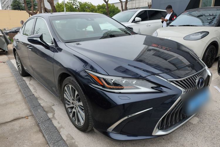 Used Lexus ES 2020 300h Deluxe Edition Front Right 45 Deg
