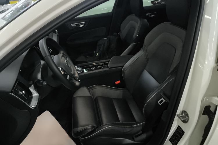 Used Volvo V60 2024 B5 Zhiyuan Sport Edition
