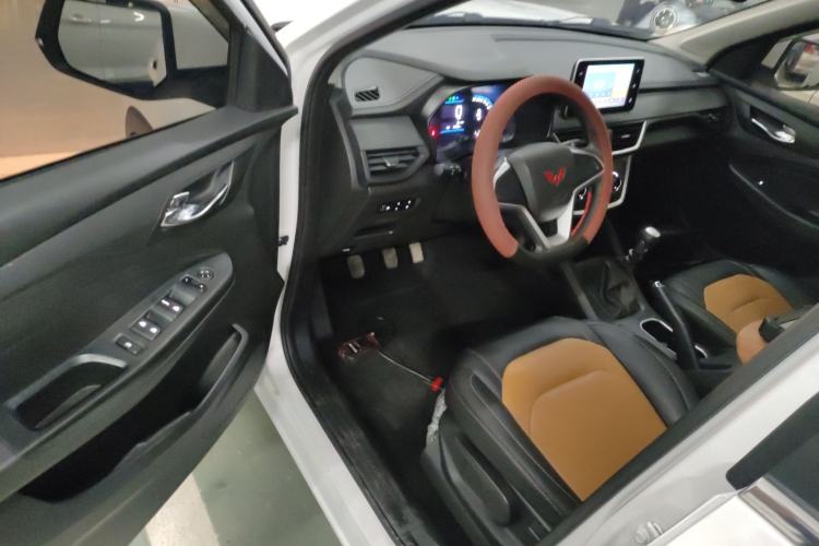 Used Wuling Hongguang S3 2019 1.5L Manual Comfort Model China VI Standard Driver Seat