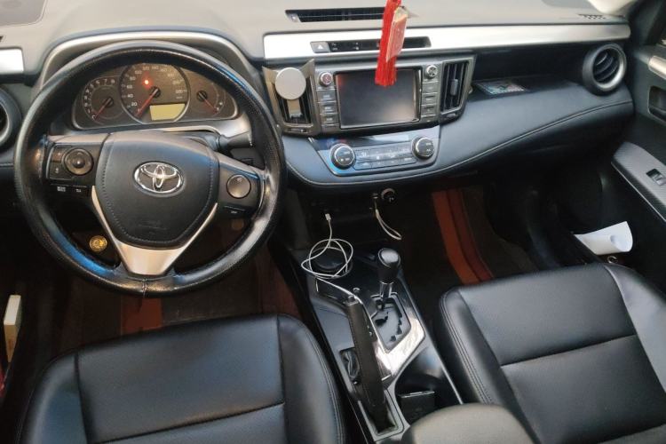 Used Toyota RAV4 2015 2.0L CVT Two-Wheel Drive Fashion Edition Center Console