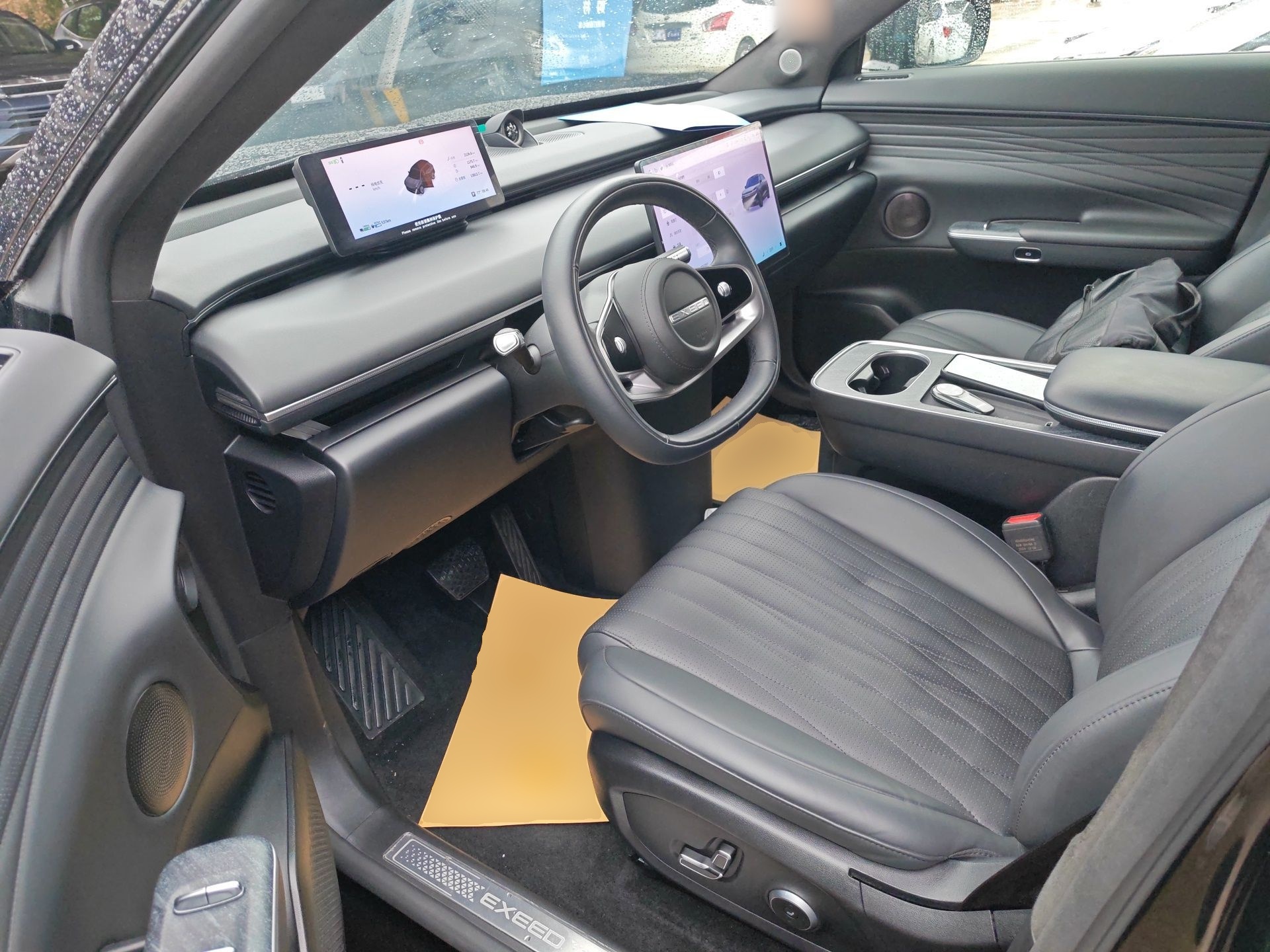 المقاعد الأمامية داخل السيارة