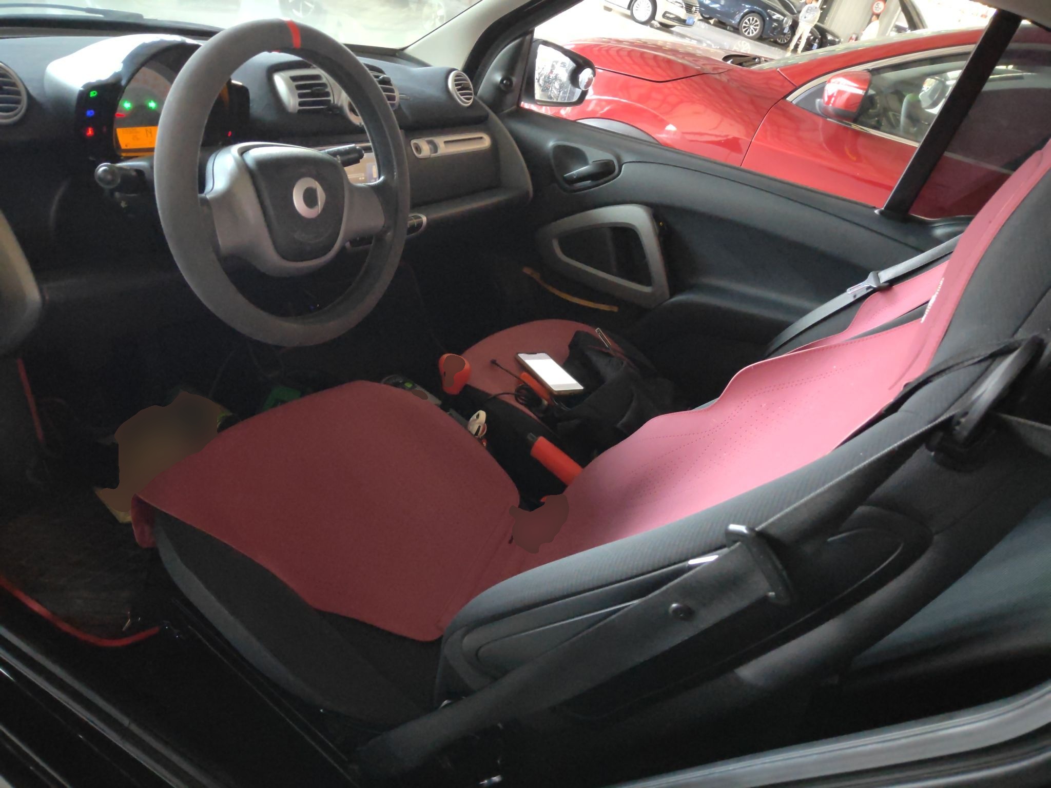 المقاعد الأمامية داخل السيارة