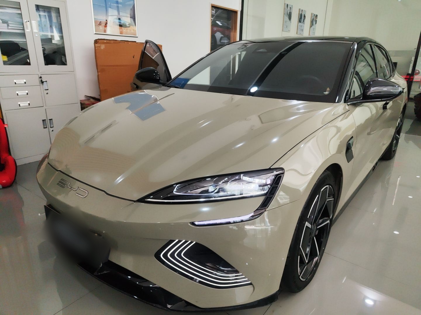 تحت مقدمة السيارة