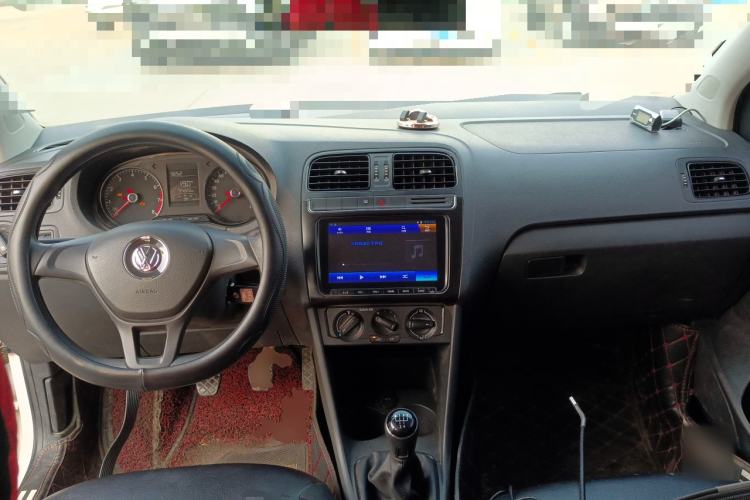 Used Volkswagen Polo 2016 1.4L Manual Fashion Model Center Console